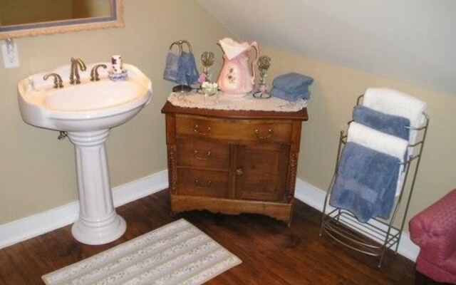 Benefield House Bed & Breakfast