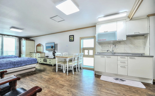 Sokcho Esher House Pension