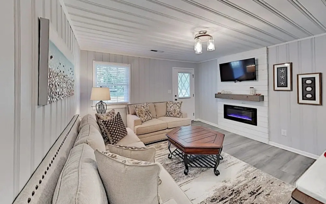 627pined 4 Bedroom Home