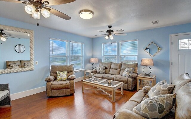 Flagship Home in Copano Bay by Redawning