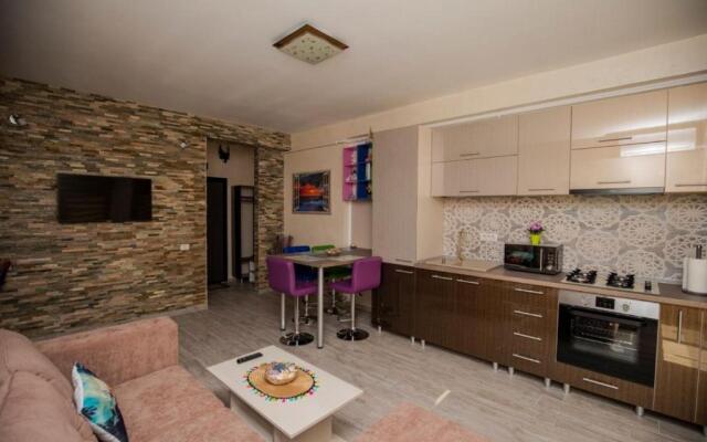 Golden Apartment 2