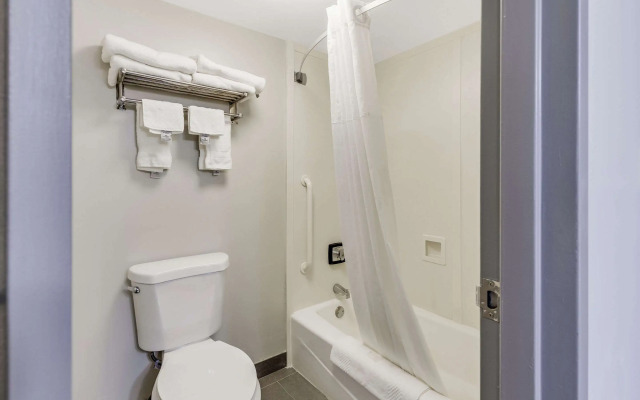 Clarion Pointe Near Erie Casino