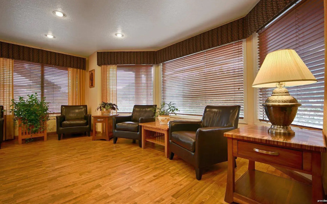 Oakridge Inn & Suites