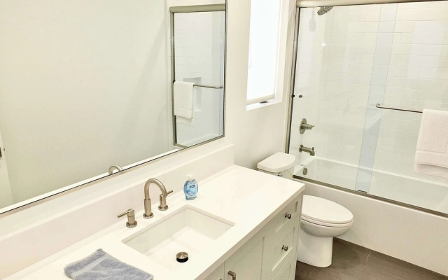 Beach Paradise Stunning 3-story in Long Beach!