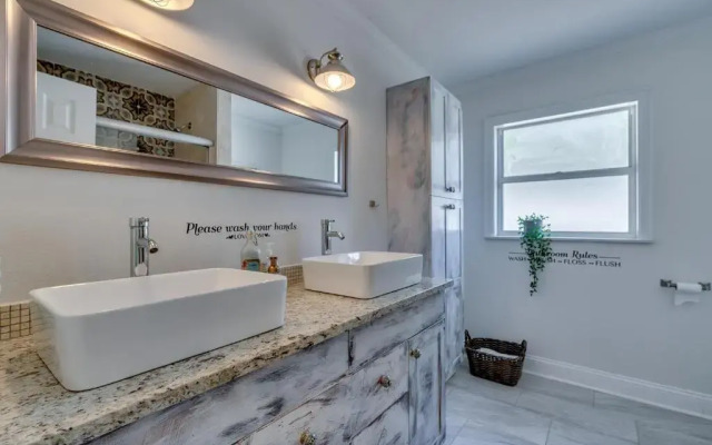 Beautiful home- Private getaway-Heated Pool/Hottub