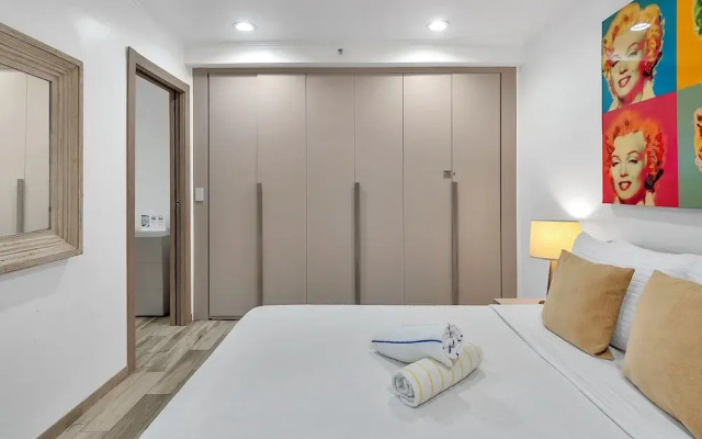 Deco South Of Fifth Beach Access