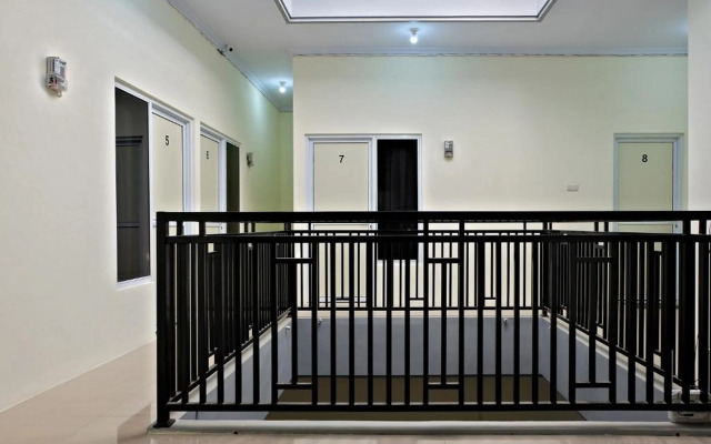 RedDoorz Syariah @ Danesti Homestay Near Bandara Sultan Hasanuddin