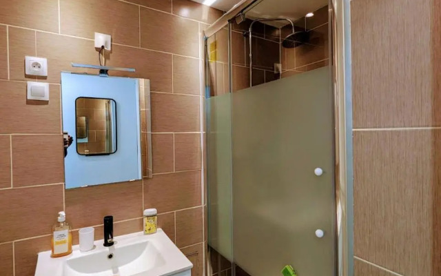 Chic and comfortable apart near Paris