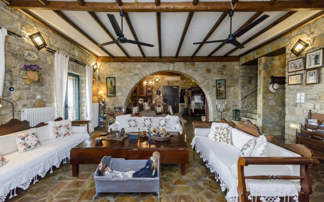 Majestic Chateau - Spectacular Seascapes & Pool