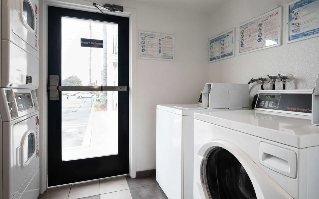 Motel 6 Buena Park, CA - Knotts Berry Farm - Disneyland