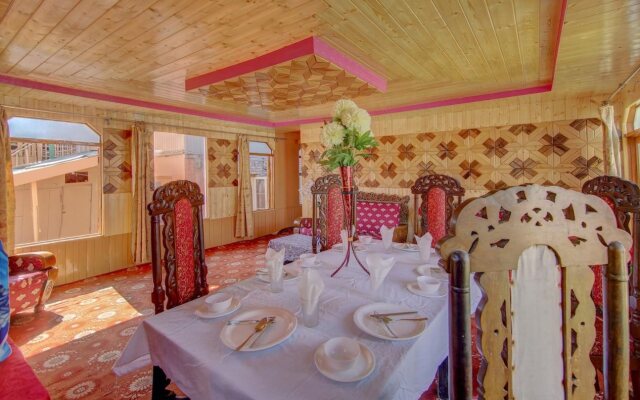 Oyo 6410 Amina Houseboat