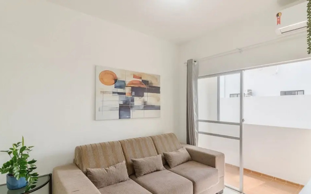 Full 2-bed Apt 80m From the Beach in BC