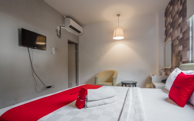 RedDoorz Plus near Mangga Besar Station 2