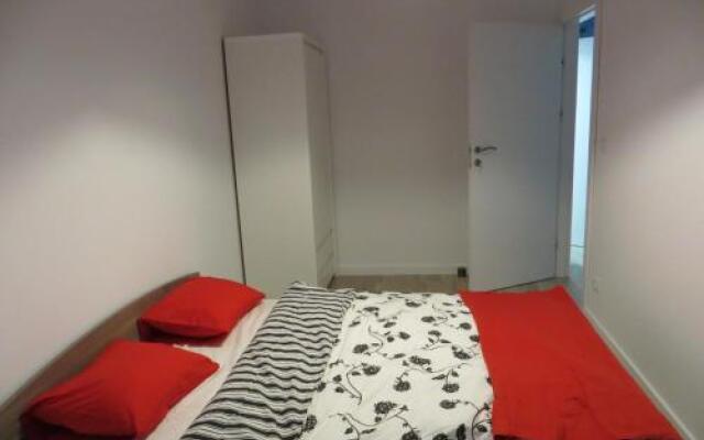 Poznan Black Red apartment