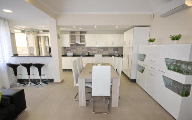 Amazing 5-bedroom villa in Costa Adeje