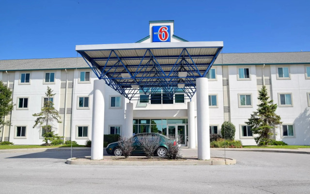 Motel 6 Whitby, ON - Toronto East