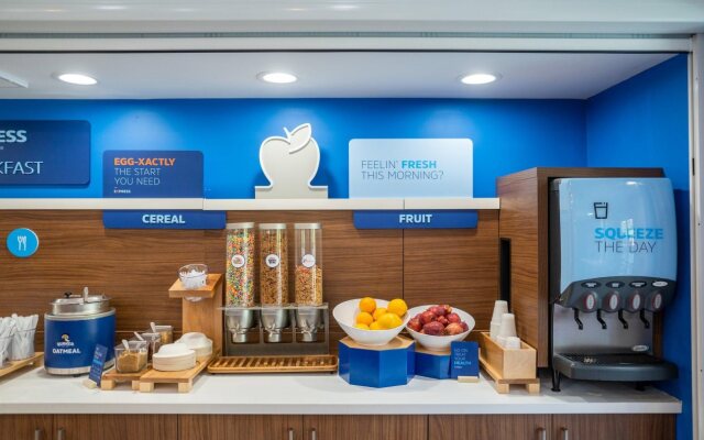 Holiday Inn Express & Suites Lake Forest by IHG