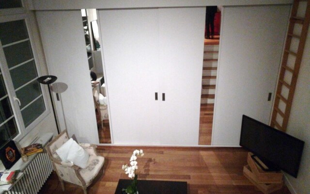 Apartment for 4 Persons View on the Eiffel Tower