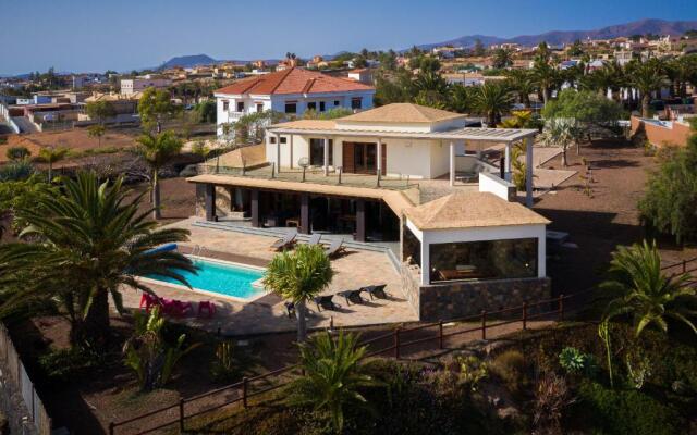 Oasis Villa with swimming pool in 4000m2 garden