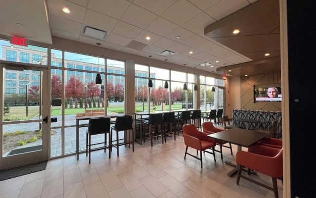 Holiday Inn Express & Suites Chicago Schaumburg by IHG