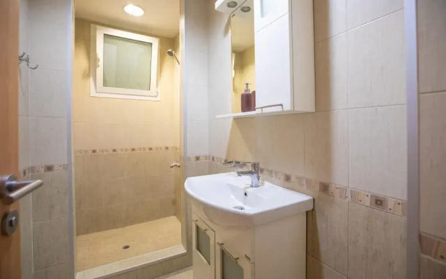 Bright 1bdr Apartment in Top Center