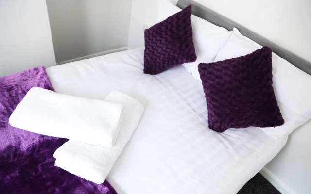 Thornes Road House by Serviced Rooms Ltd