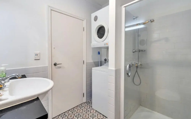 Stunning Harbour & City View Studio