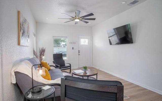 Vibrant 4br/3ba Oasis Near Happy Downtown!