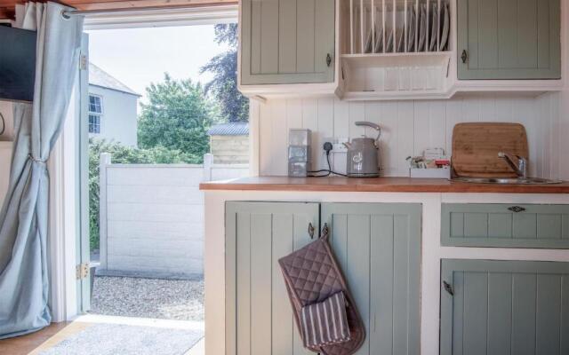 Willow - 1 Bedroom Shepherd's Hut - Amroth