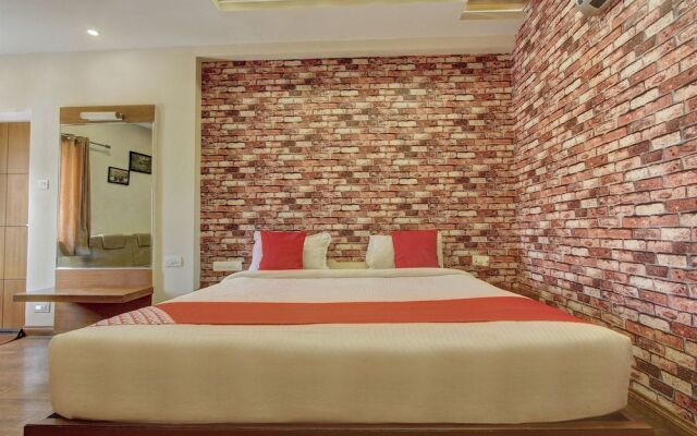 OYO 24825 Hotel Sholas Residency