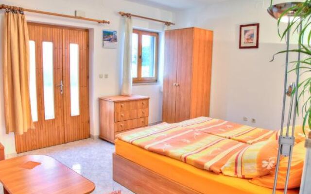 Studio Apartment Raspar