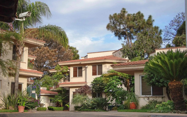 Alcazar Suites
