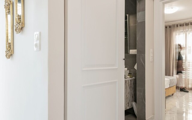 Elvira City Apartment