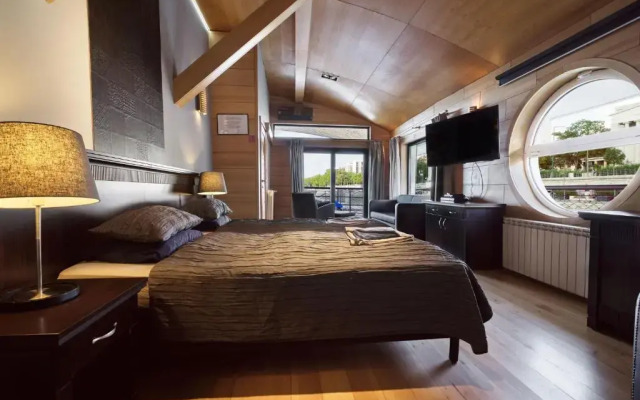 Vogue Apartments Room