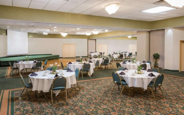 Days Inn & Conf Center by Wyndham Southern Pines Pinehurst