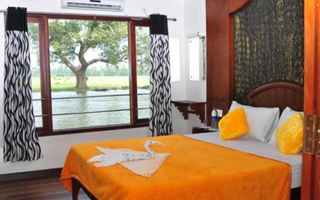 Green Heaven House Boat 1