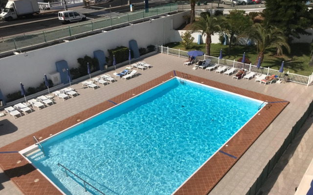 5 min walk from Yumbo 309