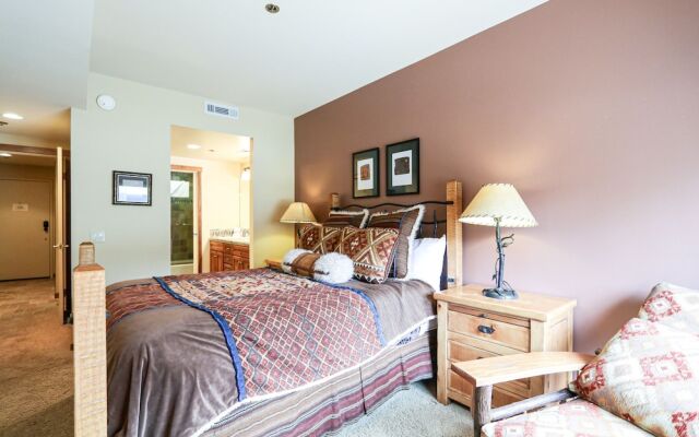 Silver Bear 22 Pet-Friendly, Cozy, Underground Parking, Walk to Canyon Lodge by RedAwning