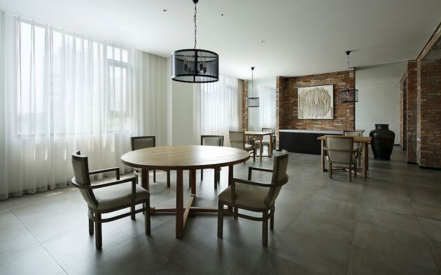 Ease House Hotel
