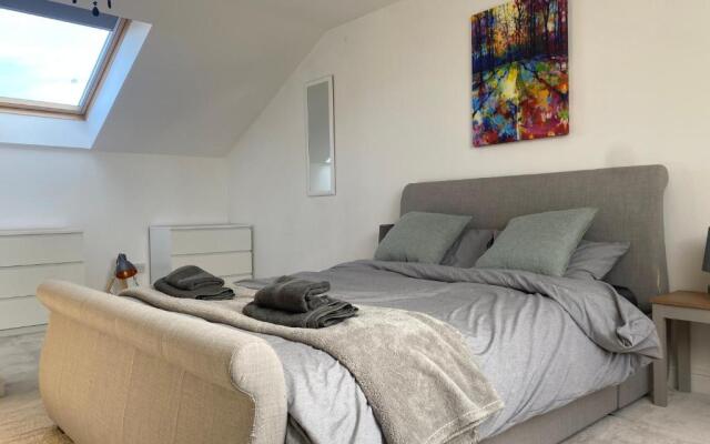 The Duplex Nairn- Spacious 3 Bedroom with sunny balcony