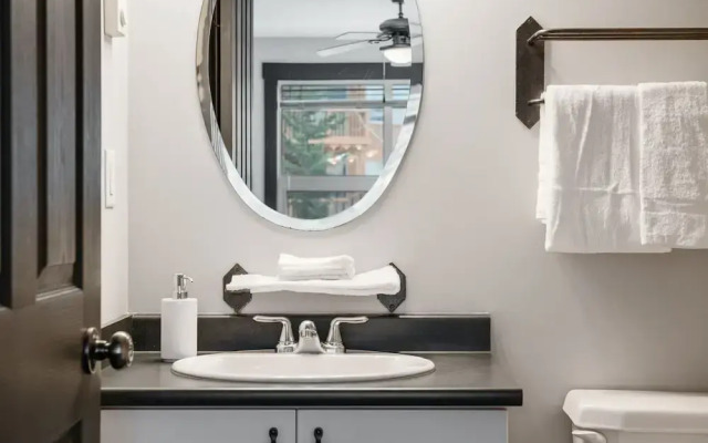 LARGE 3-Br 3-Ba | Ski In/Out | Pool & Hot Tubs | Central Upper Village Location