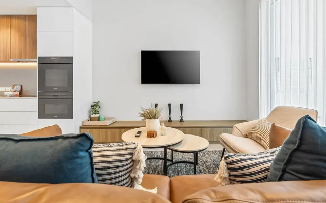 Waterfront 2-bed Oasis - Pool, Steam, Jacuzzi, Gym