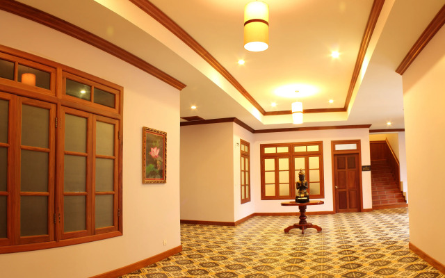 The Suite By Royal Crown Hotel