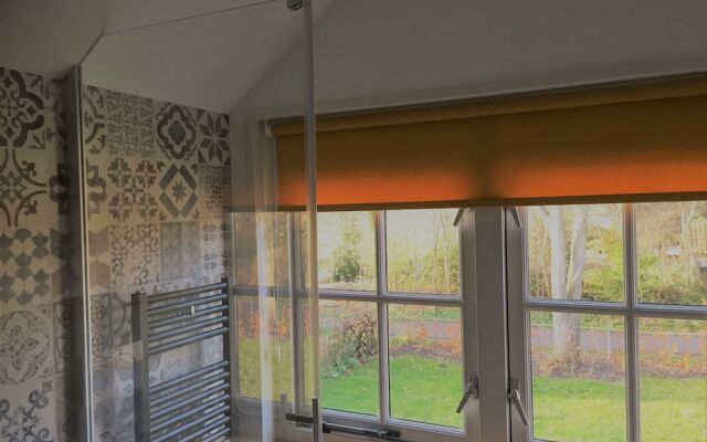 Lush Villa with Hot Tub, Private Fenced Garden in Hippolytushoef