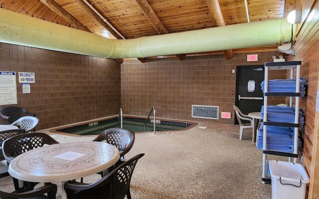 Pine Peaks Lodge & Suites