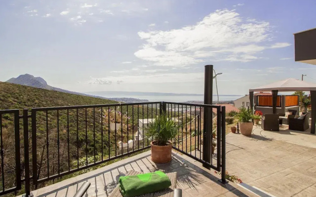 Premium Holiday Home in Kučine-Mravinci with Swimming Pool