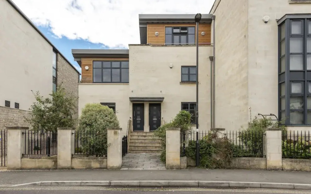 Riverside Home with Private Parking