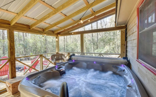 Cozy Creekside Mountain Escape w/ Hot Tub!