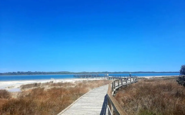 South-West getaway! Pool, tennis & Foxtel