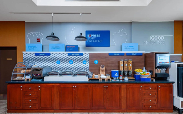 Holiday Inn Express Hotel & Suites CLARINGTON - BOWMANVILLE by IHG